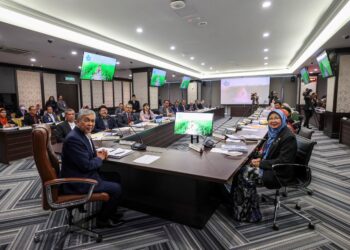 AHMAD Zahid Hamidi (kanan) ketika mempengerusikan mesyuarat mengenai Agenda Nasional Malaysia 
Sihat di Bangunan Parlimen semalami. Turut sama, Zaliha Mustafa (kanan) – JABATAN PENERANGAN