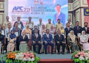 ABDUL Rahman Mohamad (barisan depan, tengah) dan Ahmad Said (barisan depan, lima dari kanan) bergambar bersama penerima Anugerah Perkhidmatan Cemerlang di Dungun, hari ini. - FOTO/ZAID MOHD. NOOR