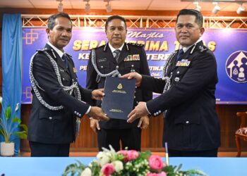 MAZLI Mazlan (kanan) menerima dokumen Serah Terima Tugas daripada Rohaimi Md. Isa sambil disaksikan Sahabudin Abd. Manan  (tengah) di IPK Terengganu, Kuala Terengganu, hari ini. - UTUSAN/PUQTRA HAIRRY ROSLI