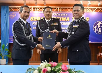 MAZLI Mazlan (kanan) menerima dokumen Serah Terima Tugas daripada Rohaimi Md. Isa sambil disaksikan Sahabudin Abd. Manan  (tengah) di IPK Terengganu, Kuala Terengganu, hari ini. - UTUSAN/PUQTRA HAIRRY ROSLI