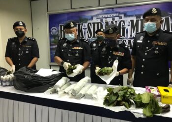 SIK Choon Foo (dua dari kiri) menunjukkan ubat batuk dan daun ketum yang berjaya dirampas di Ibu Pejabat Polis Daerah Gua Musang, Kelantan. - UTUSAN/AIMUNI TUAN LAH