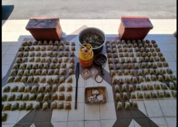 BUNGKUSAN air ketum yang dirampas daripada seorang peniaga nasi lemak dalam serbuan di sebuah kedai di Bagan Dalam, Butterworth, Pulau Pinang.