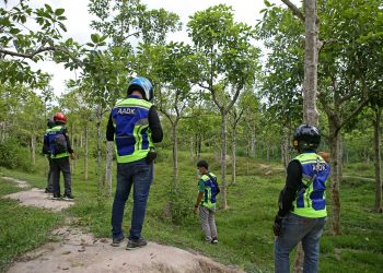 KUALA NERANG 7 SEPTEMBER: Sekumpulan anggota penguatkuasa Agensi Antidadah Kebangsaan (AADK) Padang Terap melakukan pemeriksaan di sebuah rumah yang dijadikan tempat memproses daun ketum dalam satu serbuan di sebuah ladang ketum di Kampung Perik, Kuala Nerang, hari ini. - IUTUSAN/SHAHIR NORDIN