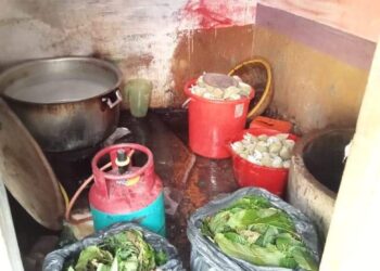 SEBAHAGIAN daripada air ketum yang dirampas dalam serbuan di sebuah rumah di Sungai Ara, Bayan Lepas, Pulau Pinang semalam.