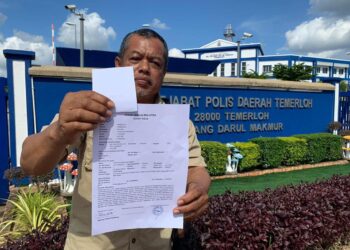 KHAIDIR Ahmad ketika membuat laporan polis berhubung kenyataan yang didakwanya fitnah ke atas dirinya menerusi posting di akaun Facebook Pahangku.