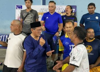 KHAIRUDDIN Mahmud (depan, dua dari kiri) beramah mesra dengan peserta Kejohanan Sepak Takraw Tertutup DUN Pulau Manis di Sri Damai, Pekan, Pahang.