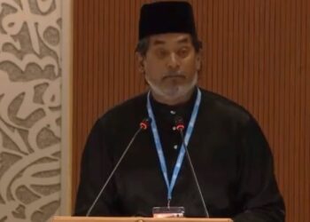 KHAIRY Jamaluddin berbaju Melayu lengkap ketika berucap pada Perhimpunan Kesihatan Sedunia WHO di Geneva, Switzerland semalam. - FOTO/KEMENTERIAN KESIHATAN