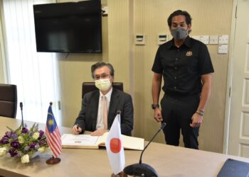 Khairy Jamaluddin menerima kunjungan hormat Duta Besar Jepun ke Malaysia, Hiroshi Oka di Pejabat Kementerian Kesihatan, Jalan Cenderasari, Kuala Lumpur hari ini.