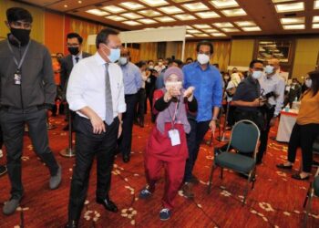 KHAIRY Jamaluddin bersama Hasni Mohammad melawat PPV sambil diberi penerangan oleh Dr. Noorfaraheen Md. Sani sempena PICK Negeri Johor di PPV Mega  Pusat Konvensyen Antarabangsa Persada di Johor Bahru. - FOTO/RAJA JAAFAR ALI