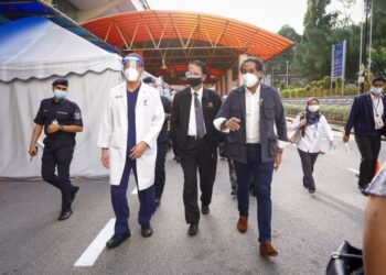 KHAIRY Jamaluddin membuat lawatan di Hospital Kuala Lumpur hari ini. - UTUSAN/SHIDDIEQIIN ZON