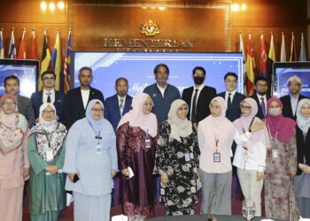 KHAIRY Jamaluddin (belakang, tengah) bergambar bersama petugas portal KKMNow selepas Majlis Pelancaran Portal KKMNow di Kementerian Kesihatan, Putrajaya, hari ini. - UTUSAN/FAISOL MUSTAFA