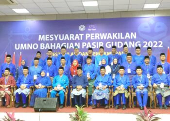 Mohamed Khaled Nordin (duduk tengah) bergambar bersama Ahli Jawatankuasa UMNO Bahagian Pasir Gudang sempena Persidangan UMNO Bahagian itu di Dewan Serbaguna Taman Mawar, hari ini.