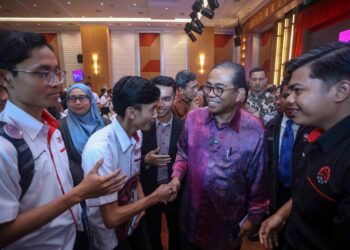 MOHAMED Khaled Nordin bersalaman dengan mahasiswa selepas Sesi Townhall AktaAUKU 1971 di KPT, Putrajaya. - UTUSAN/FAISOL MUSTAFA