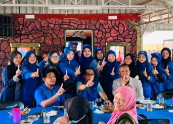 MOHAMED Khaled Nprdin (duduk tengah) ketika berkempen mendekati masyarakat di Felda Air Tawar 2, Kota Tinggi, Johor.