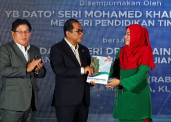 MOHAMED Khaled Nordin (tengah) menerima nota serahan tugas daripada Noraini Ahmad pada Majlis Apresiasi dan Serah Tugas Jawatan Menteri Pendidikan Tinggi di Sepang, Selangor. - UTUSAN/FAISOL MUSTAFA