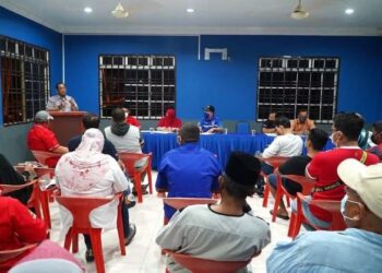 MOHAMED Khaled Nordin berucap ketika melawat PDM Telok Jawa di Kampung Kuala Masai, Pasir Gudang, Johor.