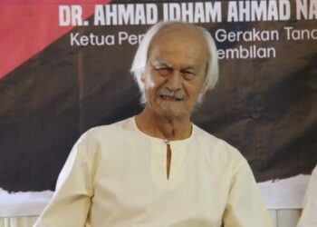 TAN Sri Khalid Yunus ketika bertemu dengan pengundi di Pasar Malam Batu Kikir, Jempol.
