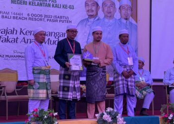 MUHAMMAD Khalil Abdul Hadi (dua dari kiri) ketika menyampaikan anugerah kepada ahli Dewan Pemuda Pas Kelantan di Tok Bali, Pasir Puteh, Kelantan.