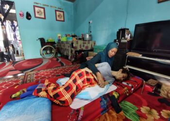 Khalis Md Shari terlantar ekoran penyakit kencing manis dan kandungan garam dalam badan yang rendah  ketika ditemui di rumahnya di Bandar Seremban Selatan, Seremban, semalam. – UTUSAN/AFIFI HAFIZ MOHD. NOR