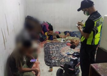 PEGAWAI penguat kuasa PADK mencatat butiran pasangan yang dicekup berkhalwat dalam operasi pencegahan maksiat di Kulim, Kedah, hari ini.