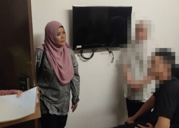 SEPASANG kekasih yang ditahan JHEAT kerana disyaki berkhalwat dalam satu operasi di Kuala Terengganu, semalam.