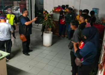 PASANGAN yang ditahan selepas dicekup berkhalwat termasuk sepasang warga emas berusia 60 tahun dalam operasi di sebuah hotel bajet di Padang Temusu, Sungai Petani, Kedah.