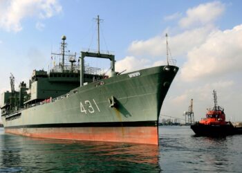 Kapal Kharg milik angkatan laut Iran terbakar dan tenggelam di perairan Teluk Oman awal pagi ini. - AFP