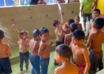 KANAK-KANAK yang mengambil bahagian dimandikan secara beramai-ramai sebelum dikhatan dalam program anjuran Masjid Nur As-Sa’adah, Pengkalan Batu, Melaka. - FOTO/DIYANATUL ATIQAH ZAKARYA