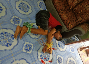 GAMBAR suspek yang diikat selepas ditahan penduduk untuk diserahkan kepada pihak polis yang tersebar selepas terlibat kejadian berkenaan di Felda Bukit Easter, Kota Tinggi di Johor, semalam.