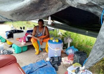 MOHD. Tahar MD. Der mendirikan khemah di tepi jalan bagi menjaga keselamatan rumah penduduk 
di Kampung Seberang Batu Badak, Segamat.