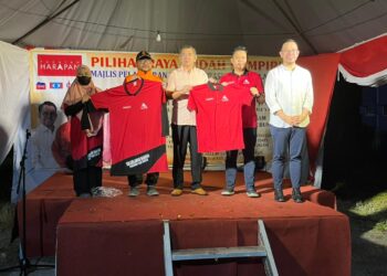 SALAHUDDIN Ayub (tengah) merasmikan Pelancaran Pusat Operasi dan Sukarelawan PH Parit Buntar di Kampung Kedah, Parit Buntar, Perak, semalam. - UTUSAN/WAT KAMAL ABAS