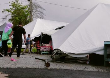 KEADAAN khemah peniaga yang rosak dalam kejadian ribut di bazar Ramadan Alor Pongsu di Bagan Serai hari ini. - UTUSAN/WAT KAMAL ABAS