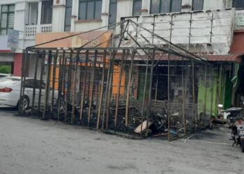 KHEMAH di hadapan sebuah kedai di Jalan Mahajaya, Port Dickson terbakar dipercayai akibat perbuatan khianat dalam kejadian pada 8 Februari lalu. - Gambar ihsan polis