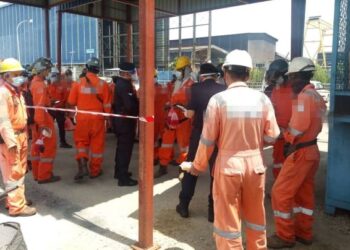 PEKERJA syarikat minyak yang ditawarkan membayar kompaun kerana gagal memaklumkan status kesihatan secara harian melalui aplikasi MySejahtera di Kawasan Perindustrian Kampung Acheh, Sitiawan, Perak, baru-baru ini. - FOTO/SHAMSUL KAMAL AMARUDIN