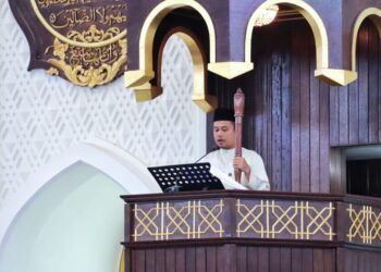 SAIFULLAH Ahmad menyampaikan khutbah Jumaat di Masjid Sultan Azlan Shah di Ipoh hari ini. - UTUSAN/MUHAMAD NAZREEN SYAH MUSTHAFA