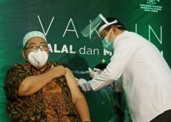 Kiai Fakhrurazi dari Malang, Indonesia mengambil vaksin anjuran Nahdlatul Ulama, baru-baru ini.