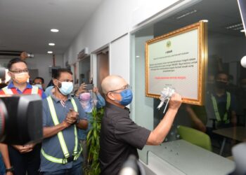 RONALD Kiandee melancarkan Program Inisiatif Deklarasi Anti Rasuah Pemegang Taruh (i-SDAR) di Kompleks ICQS, Bukit Kayu Hitam, hari ini. -  UTUSAN/MOHD. RAFIE AZIMI