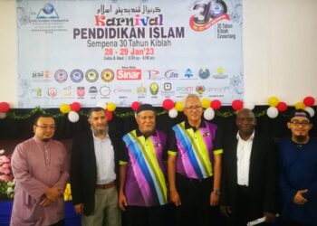 ISMAIL Omar (tiga dari kiri) bergambar bersama wakil institut pengajian tinggi swasta yang menyertai Karnival Pendidikan Islam Kiblah di Jenderam Hulu., Selangor.