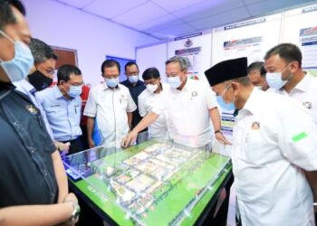 Hasni Mohammad melihat model pembangunan Kulai Iskandar Data Exchange di Sedenak, Johor yang dijangka mampu menarik pelaburan berjumlah RM17.5 bilion.