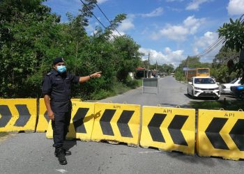 Wari Kiew melawat  lorong tikus yang menghubungkan antara sempadan Perlis dan Kedah di Kampung Kuala  Sanglang, Perlis.