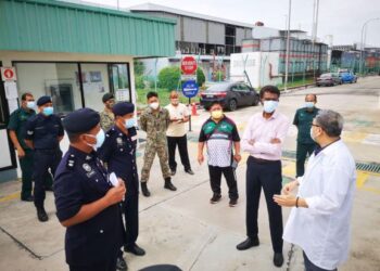 Ketua Polis Daerah, Superitendan Shamsudin Mamat (kiri) berbincang dengan pengurusan Kilang Molynlycke Health Care Sdn. Bhd.  di Kuala Ketil.