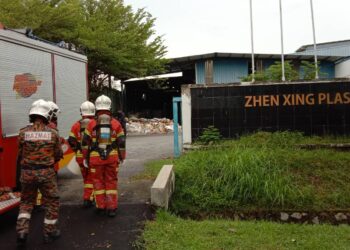 ANGGOTA bomba memasuki sebuah kilang di Senawang selepas dipercayai berlaku tumpahan bahan kimia di kilang berkenaan. - IHSAN BOMBA