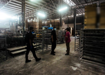 Rata- rata warganet  berpendapat penutupan sementara sektor perkilangan mampu mengekang penularan wabak Covid-19. -GAMBAR HIASAN