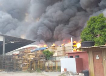 KEADAAN kilang perabot terbakar di Kampung Telok Gong, Pelabuhan Klang di Klang, Selangor, pagi tadi.