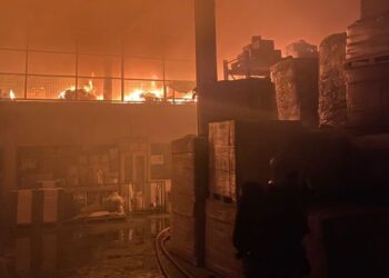 KEADAAN kilang proses serbuk di Seksyen 13, Petaling Jaya yang hangus terbakar pagi tadi.