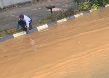 KEADAAN air naik di Jalan Ampang akibat hujan lebat petang tadi.