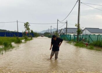 MOHD. YUSOF Musa menunjukkan banjir kilat di Taman Makmur Karak Setia di Bentong, Pahang yang berlaku pada 13 April lalu.
