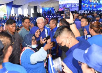 ISMAIL Sabri Yaakob merakam gambar kenangan bersama peserta Program Gelombang Biru di Kimanis, Sabah, hari ini.