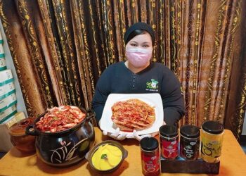 Yana Azmi Tan menunjukkan kimchi halal yang dihasilkannya.
