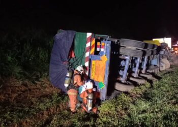 ANGGOTA bomba melakukan operasi pengalihan bahan kimia daripada treler yang terbalik di Kilometer 215.6 PLUS (arah utara) berhampiran Melaka. 